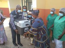L’OMS livre des médicaments pour le traitement d’Ebola au centre de traitement des épidémies de N’Zérékoré