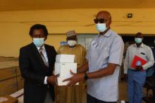 Dr Djiddi Ali S. Ministre Secrétaire d’Etat à la Santé Publique et à la Solidarité nationale (à gauche) recevant un échantillon de médicament des mains de Dr Kalilou Souley, représentant du Représentant 