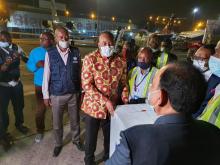 Le Ministre de la santé publique de la RDC, Eteni Longondo, recevant symboliquement un carton des vaccins AstraZeneca contre le nouveau coronavirus, COVID-19 sur le tarmac de l'aéroport international de N'djili, à Kinshasa en présence des partenaires ayant soutenu le mécanisme COVAX