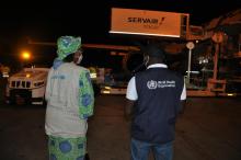 Les techniciens de l'OMS et UNICEF supervisant la décharge des vaccins