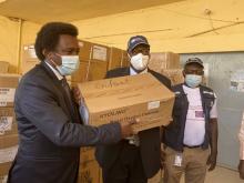 Dr Djiddi Ali S. Ministre Secrétaire d’Etat à la Santé Publique et à la Solidarité nationale       (à gauche) recevant un échantillon de médicament des mains de Dr Jean Bosco Ndihokubwayo, Représentant de l’OMS (à droite)