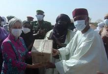 La Coordinatrice du SNU Niger remettant le don au Gouverneur sous le regard du Sultan d’Agadez