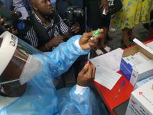 Une infirmière du site des Cliniques Universitaires de Kinshasa apprétant la dose de vaccin Astra Zeneca pour administrer un volontaire