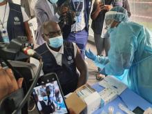 Dr Amédée Prosper Djiguimdé, Chargé du Bureau de l'OMS en RDC reçoit sa première dose de vaccin Astra Zeneca contre le coronavirus, COVID-19 au site des Cliniques Universitaires de Kinshasa (CUK) en marge de la cérémonie du lancement officiel de la campagne de vaccination