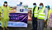 Les Représentants de l'OMS et UNICEF, avec les autorités comoriennes à l'aéroport de Moroni pour la réception des premières doses d'AstraZenica via la facilité Covax
