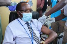 Dr Fabian Ndenzako, WHO Representative a.i. for South Sudan received the COVID-19 vaccine