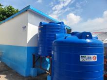 Nouvelles latrines avec douches et citernes d'eau fournies par l'OMS -  