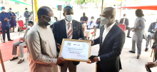 (De la droite vers la gauche) le D/CNSS¨P, Dr Lamidhi SALAMI représentant le Ministre de la Santé empêché et Dr Mamoudou Harouna Djingarey, Représentant Résident p.i de l’OMS remettant la distinction au Dr Jean Yaovi DAHO, DDS du Couffo.