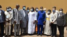Le Président du Faso(4è à partir de gauche) pose avec les recipiendaires