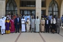 Photo de famille autour du DG/MSPSN, après la remise officielle du Prix Antitabac, 2021