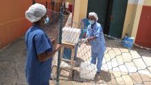 Entretien entre guérie Ebola et agent de santé 