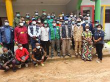 Les participants autour du Préfet et du Représentant de l'OMS en Guinée