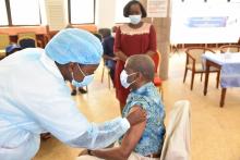 Le Représentant Résident par intérim de l’OMS, Dr Mamoudou HAROUNA DJINGAREY, recevant sa deuxième injection du vaccin AstraZeneca, huit semaines après la première dose