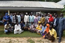 Photo de famille des participants autour des officiels à la cérémonie de l’ouverture de l’atelier