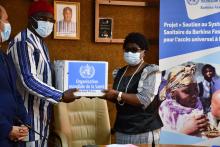 Remise symbolique de doses du vaccin anti rougeole/rubéole à Mr le Ministre de la santé