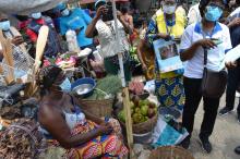 Séance de sensibilisation sur les bienfaits de la vaccination et sondage par échantillonnage aléatoire sur 10 enfants vaccinés dans le marché de St Michel par les cadres techniques de la DDS Littoral et de la délégation du SNU au Bénin.