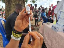 Une vaccinatrice de Banalia, zone de santé touchée par l'épidémie de méningite depuis juillet 2021, prépare le vaccin avant l'inoculation lors d'une vaste campagne de vaccination