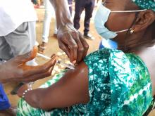 Une habitante de Banalia, zone de santé touchée par l'épidémie de méningite depuis juillet 2021, reçoit son vaccin lors d'une vaste campagne de vaccination.