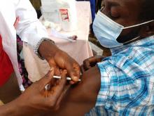 Un des habitants de Banalia, zone de santé touchée par l'épidémie de méningite depuis juillet 2021, reçoit son vaccin lors d'une vaste campagne de vaccination.