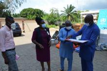 Dr Blaise GUEZO MEVO, DG/ANSSP, dont la structure est la principale bénéficiaire des dons, signe l’acte officiel de remise des intrants et équipements médicaux contre le choléra remis par l’OMS au Ministère de la Santé.