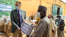 Le chef de coopération a.i. de l’Union européenne au Niger remettant un échantillon du don UE au Ministre de la Santé Publique