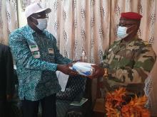 Le Sous-préfet recevant des échantillons des matériels des mains du Représentant de l’OMS en Guinée