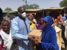 Le Représentant de l'OMS au Tchad fait un don à une malade guérie de la lèpre
