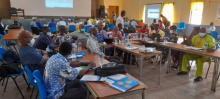 Echanges entre représentants des communautés et experts lors de la revue après Ebola