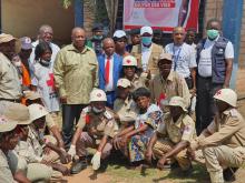 Photo de groupe comprenant le ministre de la Santé Publique avec les prestataires de Kikwit et les membres de la Croix-Rouge de la RDC 