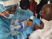 Le 19 avril 2021, la RDC lançait sa première campagne de vaccination contre le coronavirus, COVID-19, grâce aux doses de vaccin (Astra Zeneca) fournies au pays via le mécanisme COVAX