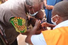 Vaccination d'un enfant en présence des officiels