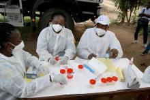 Des agents de laboratoire commis au dépistage gratuit et volontaire de la population à Kikwit (Province du Kwilu), en marge des activités de la Journée mondiale de lutte contre la tuberculose