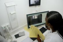 Une technicienne de laboratoire analyse les résultats de la radiographie dans une des unités mobiles de dépistage actif gratuit déployées par le Ministère de la Santé Publique, Hygiène et Prévention