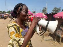 Une mobilisatrise sociale sensibilise la population du marché 'Kazamba' de Kikwit pour se faire dépister gratuitement grâce à la présence des unités mobiles