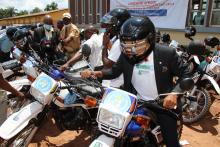 Des infirmiers superviseurs des zones de santé de Bolenge, Mbandaka, Wangata essayant les motos remises par l'OMS dans le cadre du projet REDISSE IV post-Ebola devant l'esplanade du gouvernorat de l'Equateur