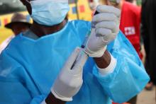 Un membre de l'équipe mobile de la vaccination contre le coronavirus, COVID-19 dans le quartier de N'djili, à Kinshasa 