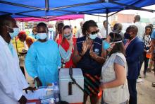 Vue d'une équipe mobile de vaccination anti-CIVID-19 - au quartier de N'djili - au sud-est de Kinshasa, avec la présence des membres du partenariat mondial pour la livraison des vaccins COVID-19 lors de leur visite de terrain lundi 11 avril 2022