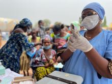 Vue1 - Séance de vaccination des enfants cibles de 1 à 9 ans au sein de l’Ecole Primaire Publique de Zongo II en marge de la cérémonie officielle de lancement de la campapgne de vaccination contre la méningite de type A le 21 mars 2022 à Parakou (Borgou).