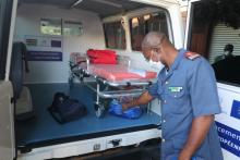 Le représentant de la CNGR vérifiant la fonctionnalité de l'ambulance