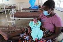 Mãe e recém-nascido na maternidade do centro de Saúde na província de Tete