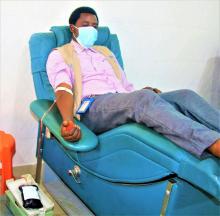 Un donneur bénévole participant à la collecte lors de la journée mondiale du donneur de sang au Centre National de Transfusion Sanguine (CNTS)