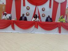 Vue des officiels (de gauche vers la droite): Directeur du CNTS, Dr Djimadoum Mbanga, le représentant de l'OMS au Tchad, Dr Jean-Bosco Ndihokubwayo, Mme la secrétaire d'État à la Santé publique et à la Solida-rité nationale, Dr. Dékandji Mbaidedji, le Conseiller Santé à la Primature et la Directrice adjointe du CNTS.