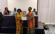 Remise d'attestation à une participante par la Représentante de OMS au Togo