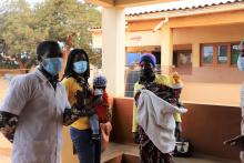 Em Moçambique, as mães que amamentam são encorajadas a receber vacinas contra a COVID-19  
