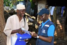 L'agent communautaire et le Docteur Barogui Mahoutondji Yves, Point-focal Lèpre au niveau du Bureau régional de l’OMS pour l’Afrique