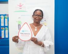 Mme Djanabou MAHONDE, Coordonnatrice p.i du Système des Nations Unies et Représentante de l’UNICEF encourage le personnel SNU à donner son sang pour sauver des vies