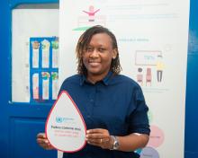 Sandrine MEDAGBE Ingénieure génie civile au Bureau des Nations unies pour les services d’appui aux projets (UNOPS), montrant fièrement sa pancarte suite à son don de sang à la CSNU