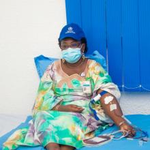 Dr BEDIE KOSSOU Sonia, Conseillère en charge de la Prévention et du Contrôle des Maladies (NPO/DPC) donnant son sang lors de la campagne à la CSNU