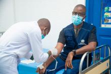 Boris AFFOYON, Assistant programme à l’OMS donnant son sang lors de la campagne à la CSNU
