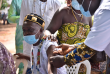 Un prêtre vodou du département du Mono se faisant vacciner suite à la sensibilisation et plaidoyer de l'OMS